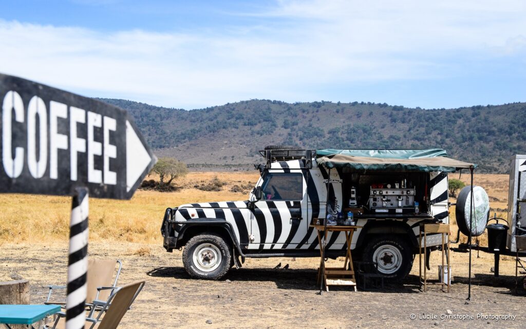 Au coeur du cratère Ngorongoro, une voiture safari tournée en café