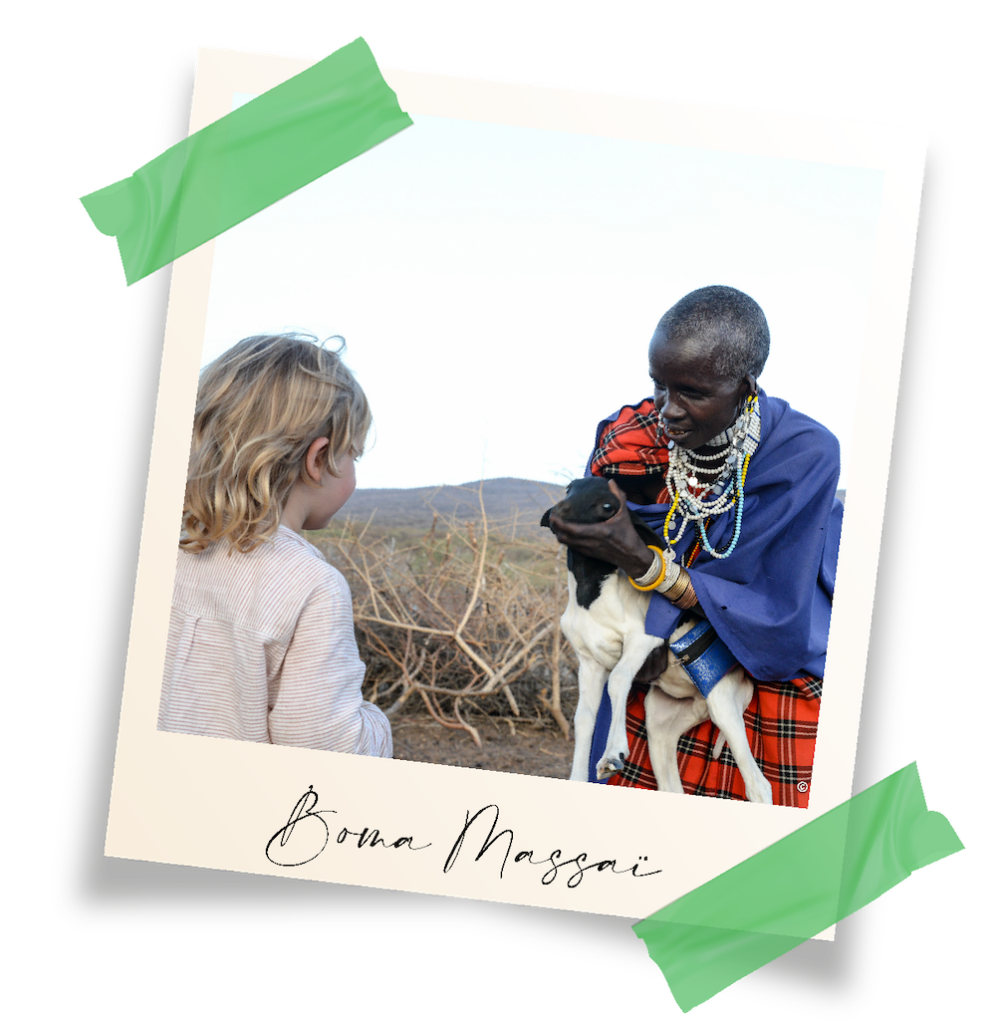 Rencontre entre les massaï et un enfant au coeur d'un boma