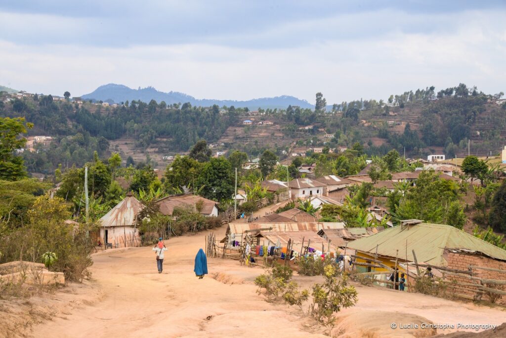 Nichée dans les montagnes d’Usambara, Lushoto offre une parenthèse de fraîcheur, entre forêts verdoyantes, panoramas brumeux et ambiance hors du temps