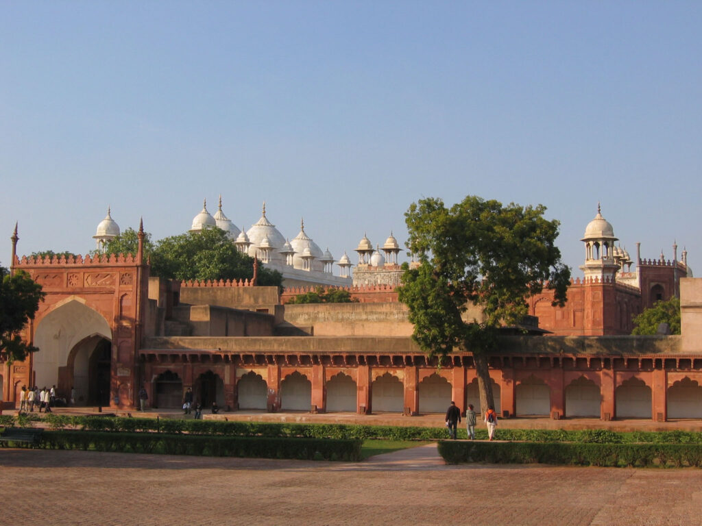 Silhouettes de dômes et de remparts s’élevant dans la douceur du jour, où l’architecture raconte en silence des siècles d’histoire et de beauté