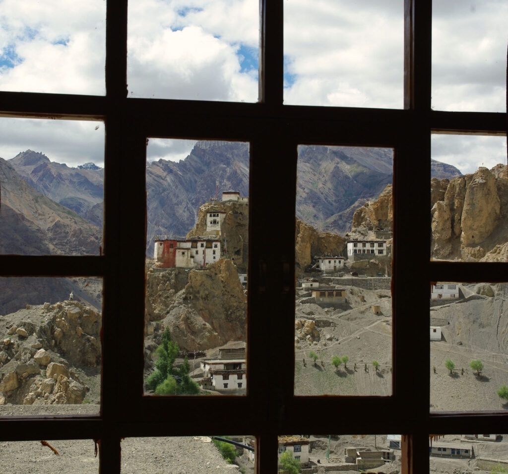 Vue sur un village de montagne à travers une fenêtre dans l’Himalaya
