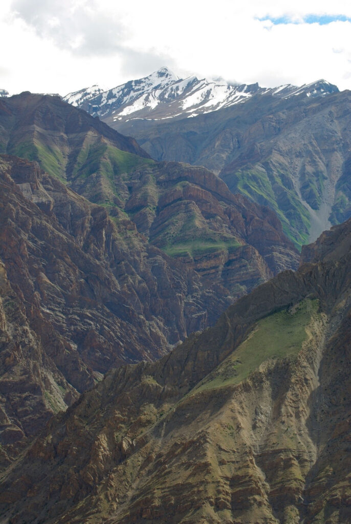 Paysage de montagnes avec sommets enneigés et reliefs escarpés
