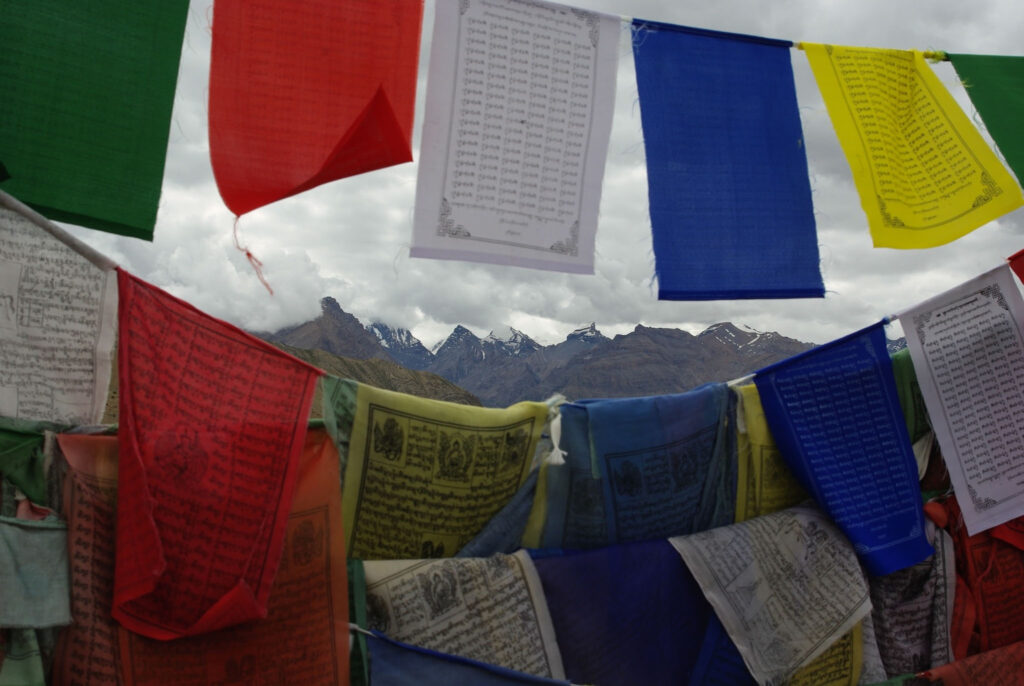 Drapeaux de prière colorés dans l’Himalaya avec montagnes en arrière-plan