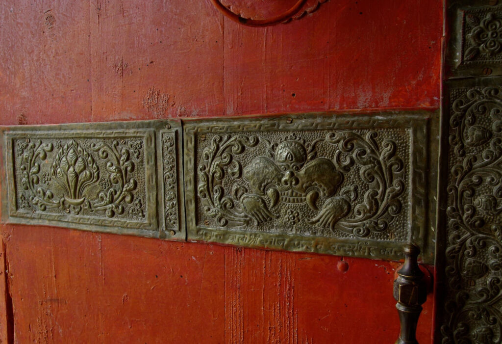 Porte traditionnelle en Inde avec décor sculpté en métal