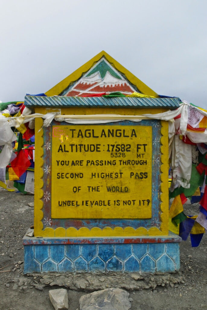 À 5 328 mètres d’altitude, un panneau coloré marque le passage vertigineux de Taglang La, où l’air se fait rare et l’émerveillement encore plus grand