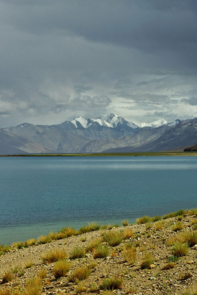 Lac de Tsomoriri à 4 595m d'altitude. Le plus grand lac de la région Himalayenne.