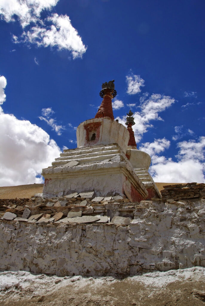Stupas anciens aux teintes patinées, posés face à l’immensité du ciel, comme des repères silencieux entre terre et spiritualité