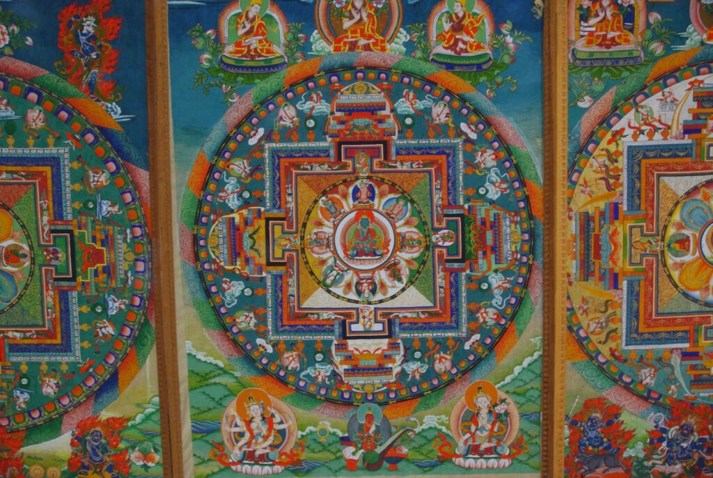 Mandala richement détaillé, éclat de couleurs et de symboles où se déploie une cosmologie sacrée minutieusement peinte (?)