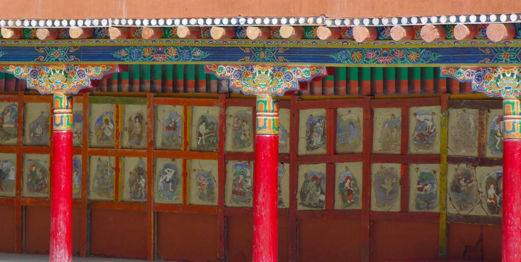 Arcade du monastère d'Hémis - Ladakh - Inde Himalayenne