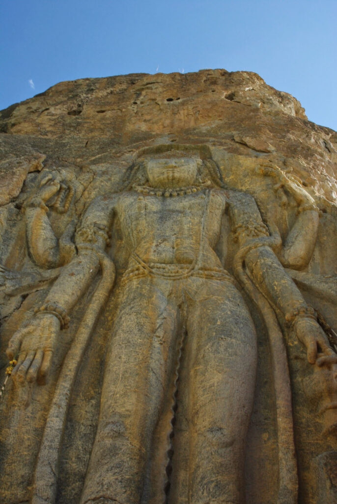 Mulbek, ville de la partie musulmane du Ladakh, région de Kargil et son magnifique Bouddha datant du 8ème siècle.