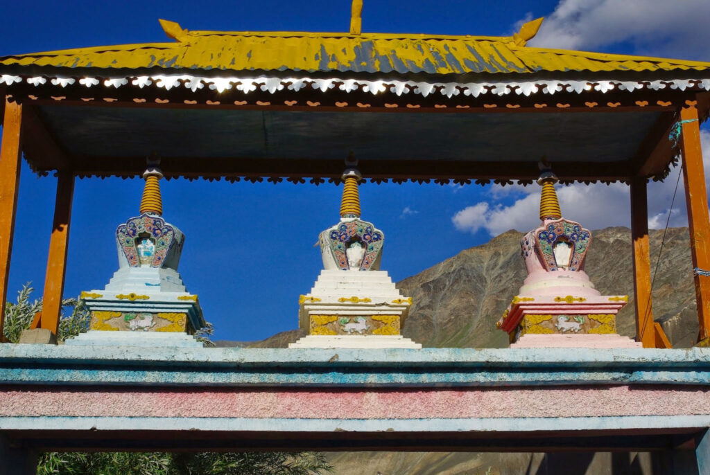 Stupas dans les rues de Padum, Zanskar - Inde Himalayenne