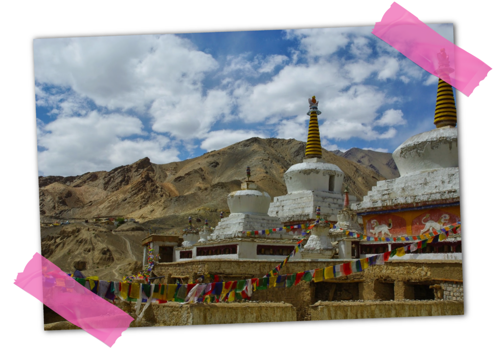Stupas bouddhistes au Ladakh avec drapeaux de prière et montagnes
