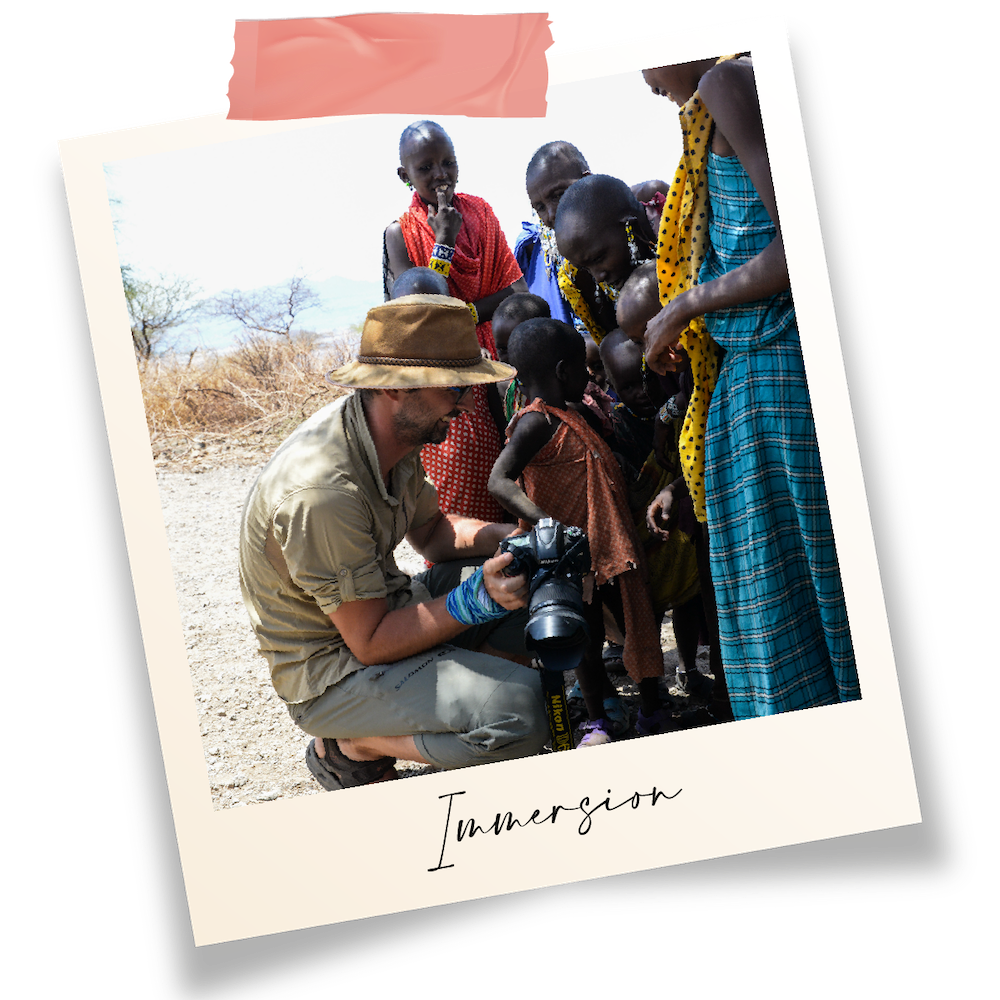 Les massaï découvre l'appareil photo d'un visiteur, Tanzanie