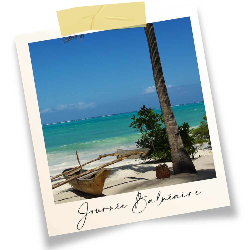 Magnifique paysage de plage, une barque sur le sable blanc, Tanzanie