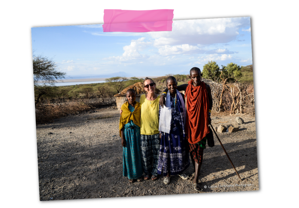Lucile et un groupe Massaï